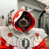 Cosplay de robot detallado capturado en una convención de anime en Costa Rica, que muestra un diseño futurista
