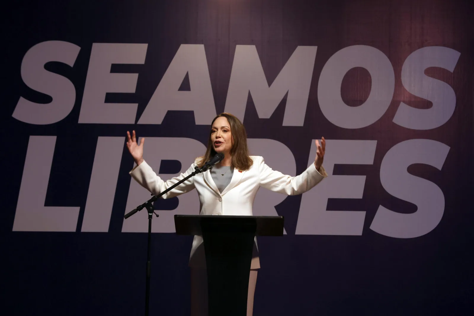 Machado prevé llevar a Venezuela las actas electorales desde Panamá