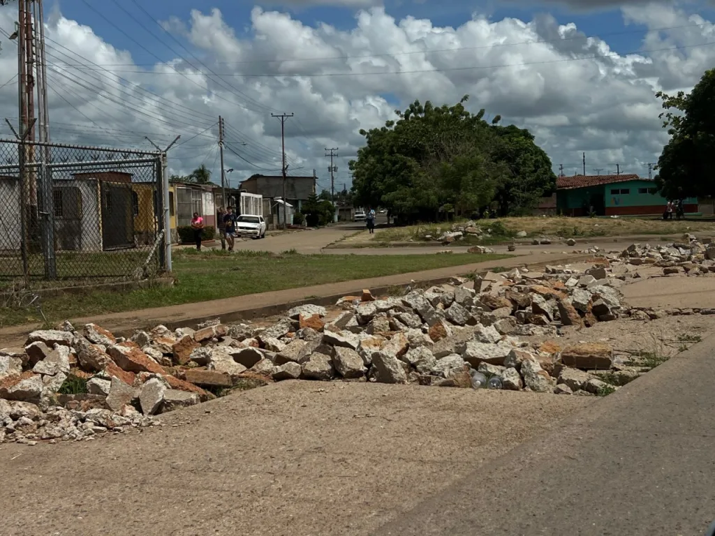 Vecinos de Paramaconi exigen terminar pavimentación en Maturín