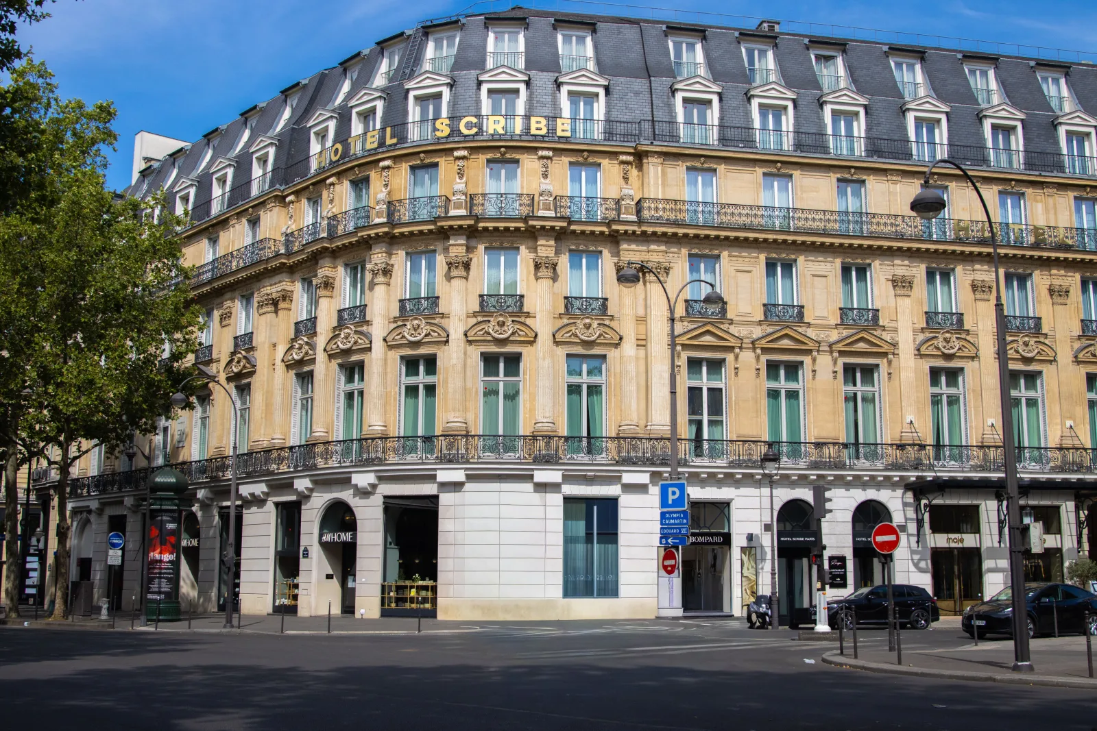 Fãs aguardan a Céline Dion frente a su hotel en París