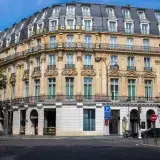 Fãs aguardan a Céline Dion frente a su hotel en París
