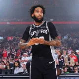 Champagnie fija una marca de ocho triples en una mitad con Spurs