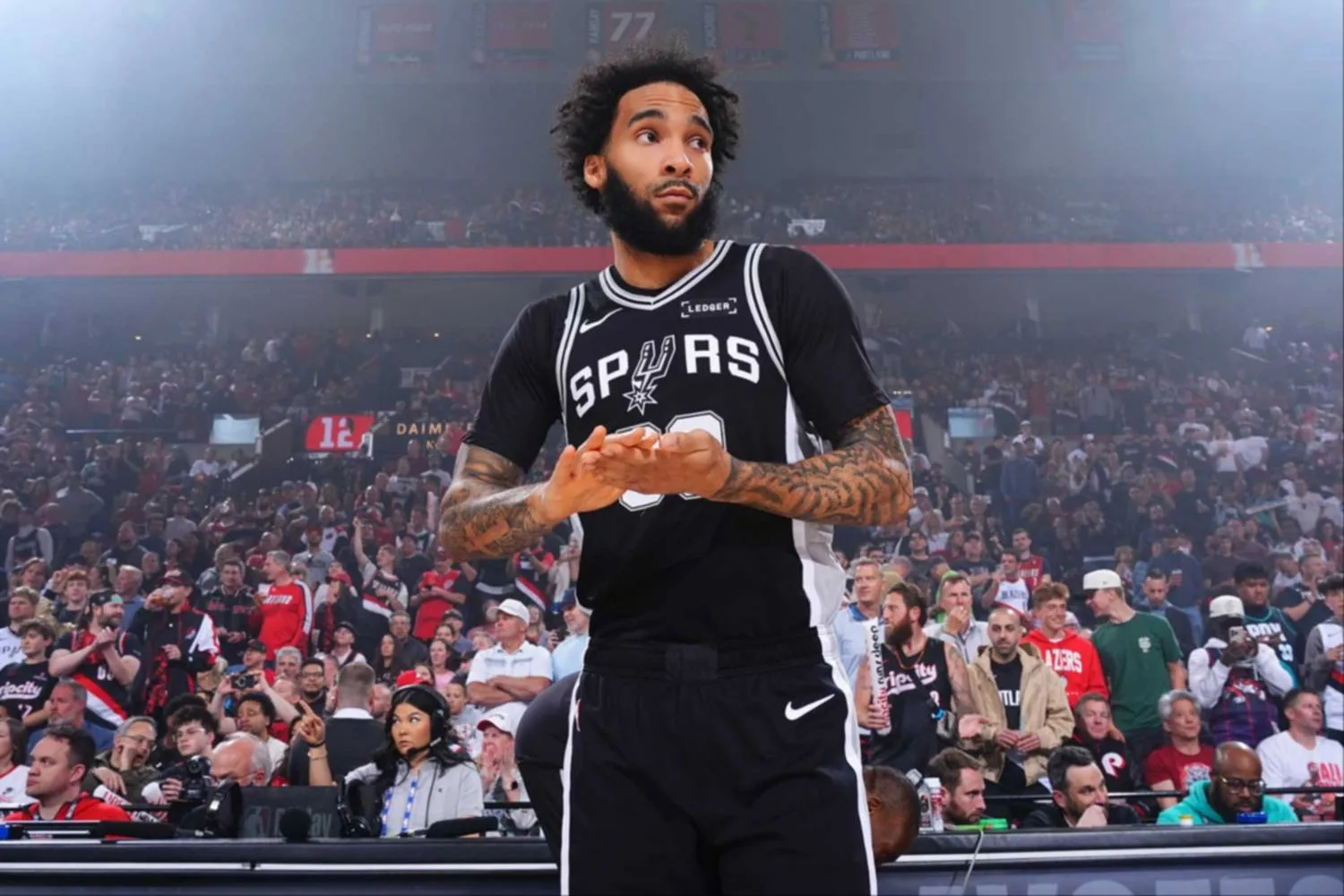 Champagnie fija una marca de ocho triples en una mitad con Spurs