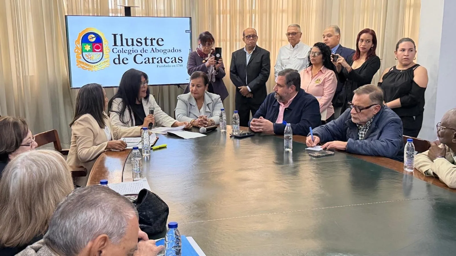Opositores revisan propuestas del Colegio de Abogados de Caracas