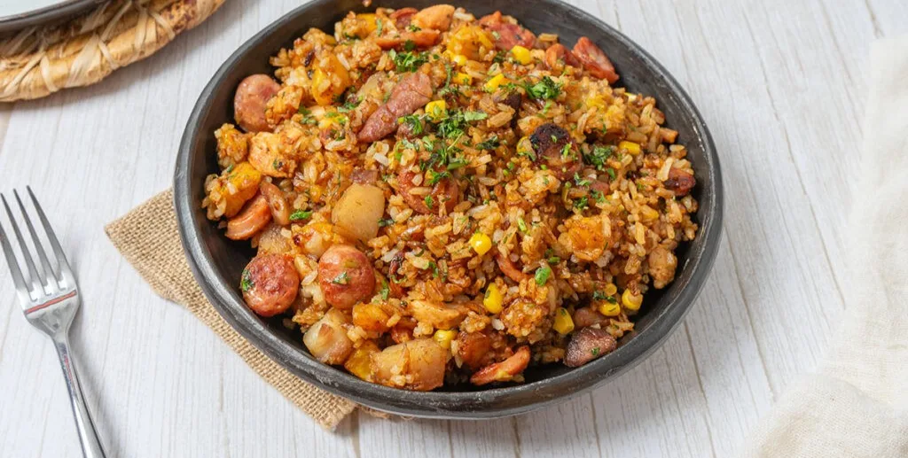 Arroz paisa: la receta colombiana que combina carnes y arroz