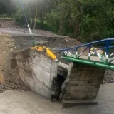 Lluvias tumban puente recién abierto en Ospino