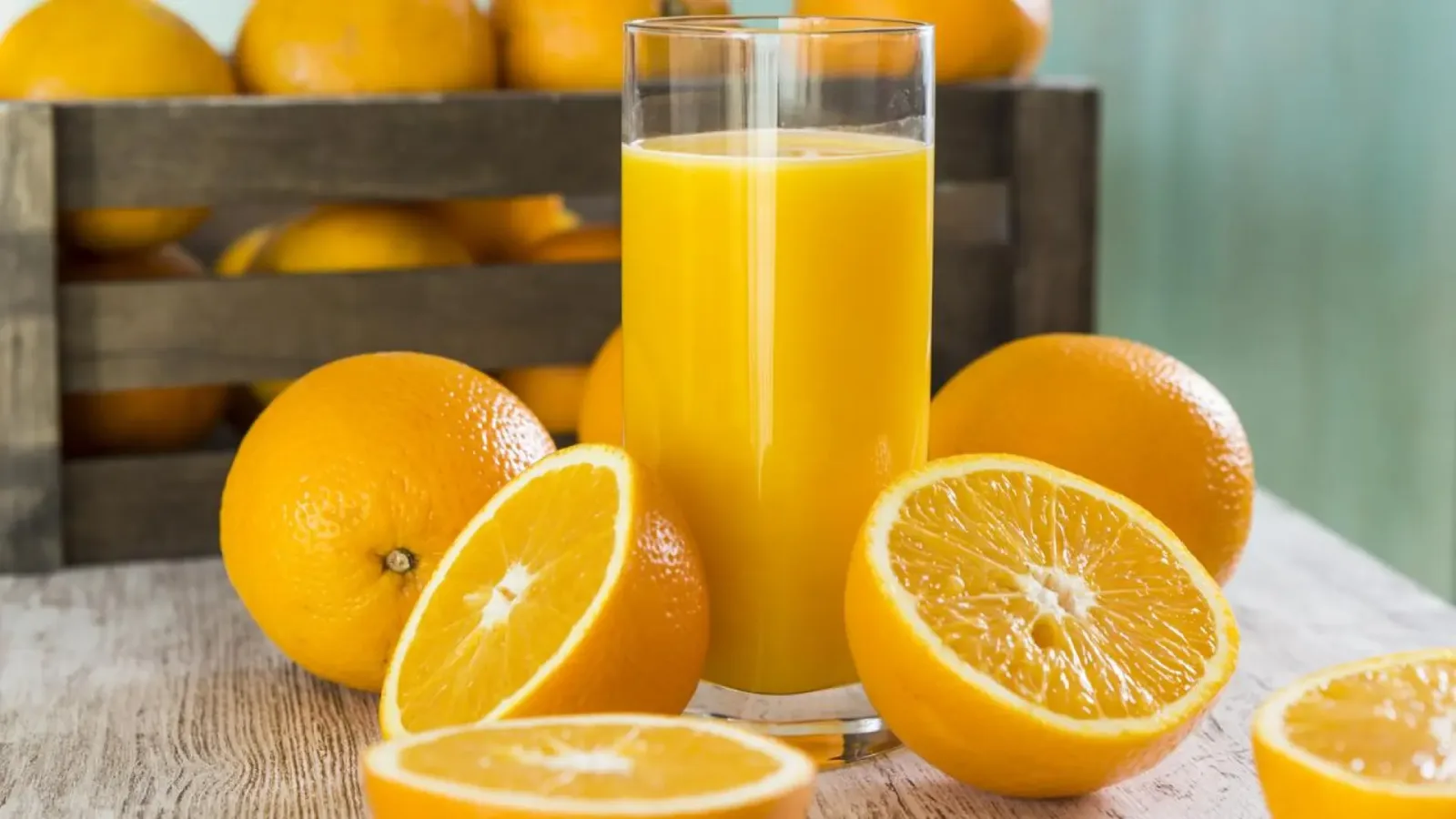 Niveles bajos de vitamina C se asocian con menor volumen de materia gris en adultos mayores