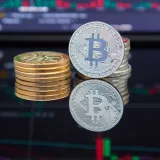 Bitcoin frente al oro y acciones: balance de cinco años