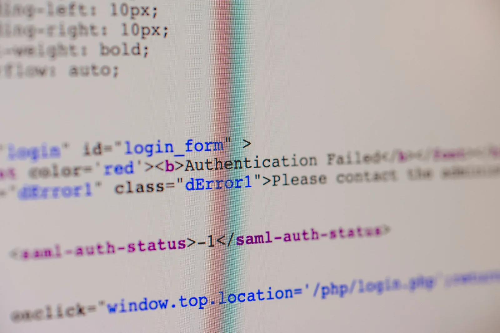 Primer plano de código HTML y PHP en pantalla que muestra un mensaje de error y datos del formulario de inicio de sesión.
