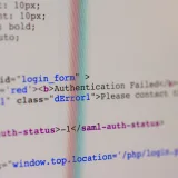 Primer plano de código HTML y PHP en pantalla que muestra un mensaje de error y datos del formulario de inicio de sesión.