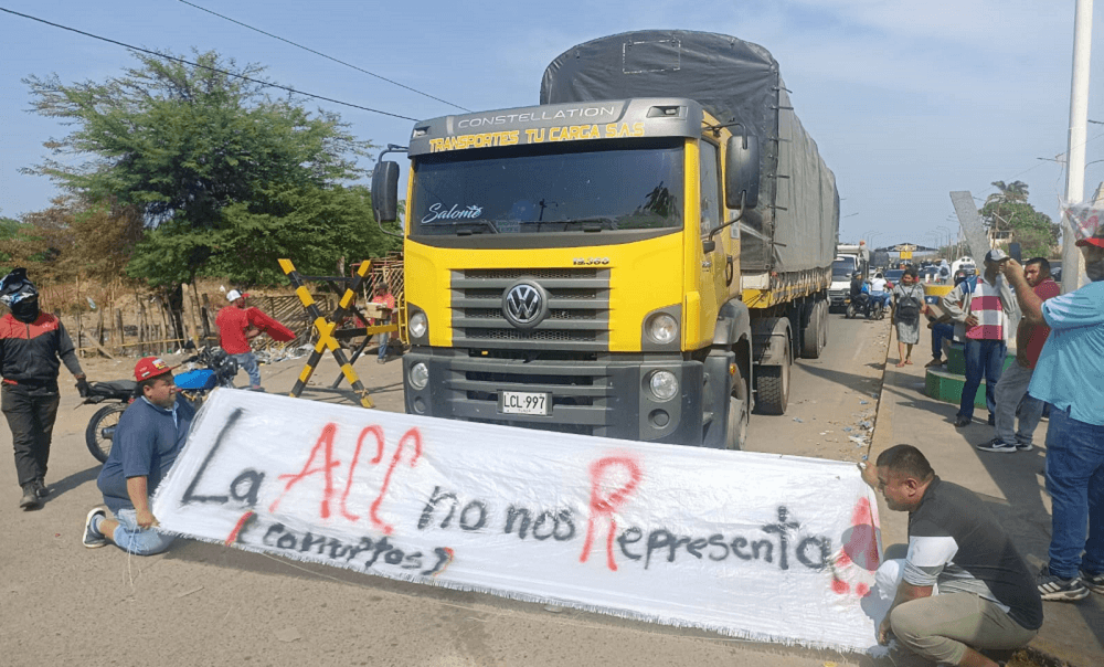 Camioneros bloquean carretera entre La Raya y Paraguachón