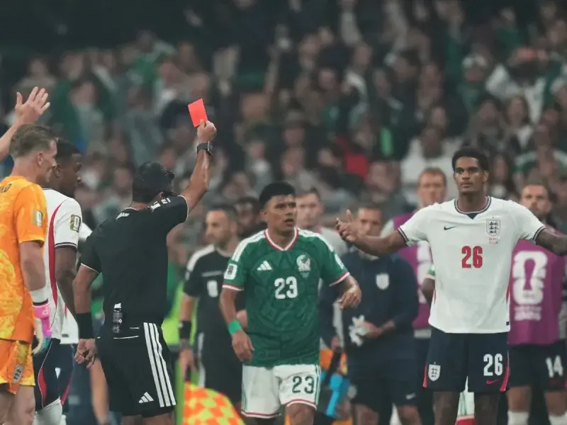 Quansah suspendido dos partidos tras expulsión en México