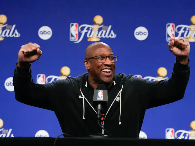 Mike Brown conduce a los Knicks al título y confirma su elección