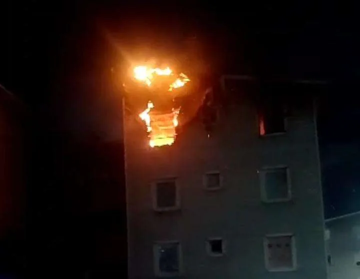 Bomberos controlan incendio en apartamento del urbanismo Hugo Chávez en Catia La Mar