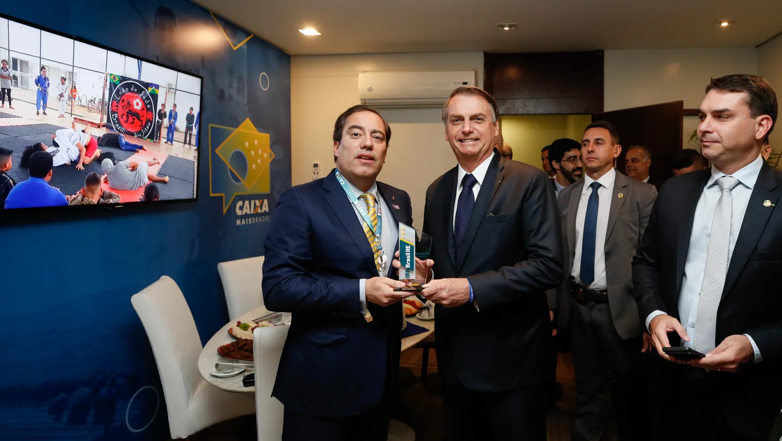 File:Pedro Guimarães, Jair Bolsonaro e Flávio Bolsonaro.jpg