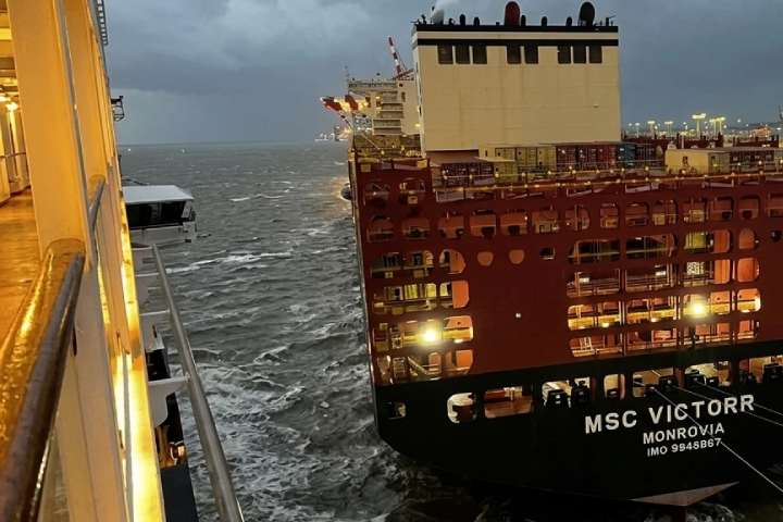 Crucero Mein Schiff 3 choca con buque de carga en Alemania