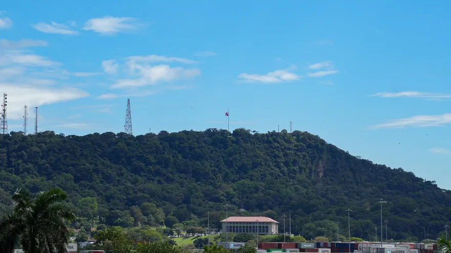 Vecinos alertan por ruido y pirotecnia en el Cerro Ancón