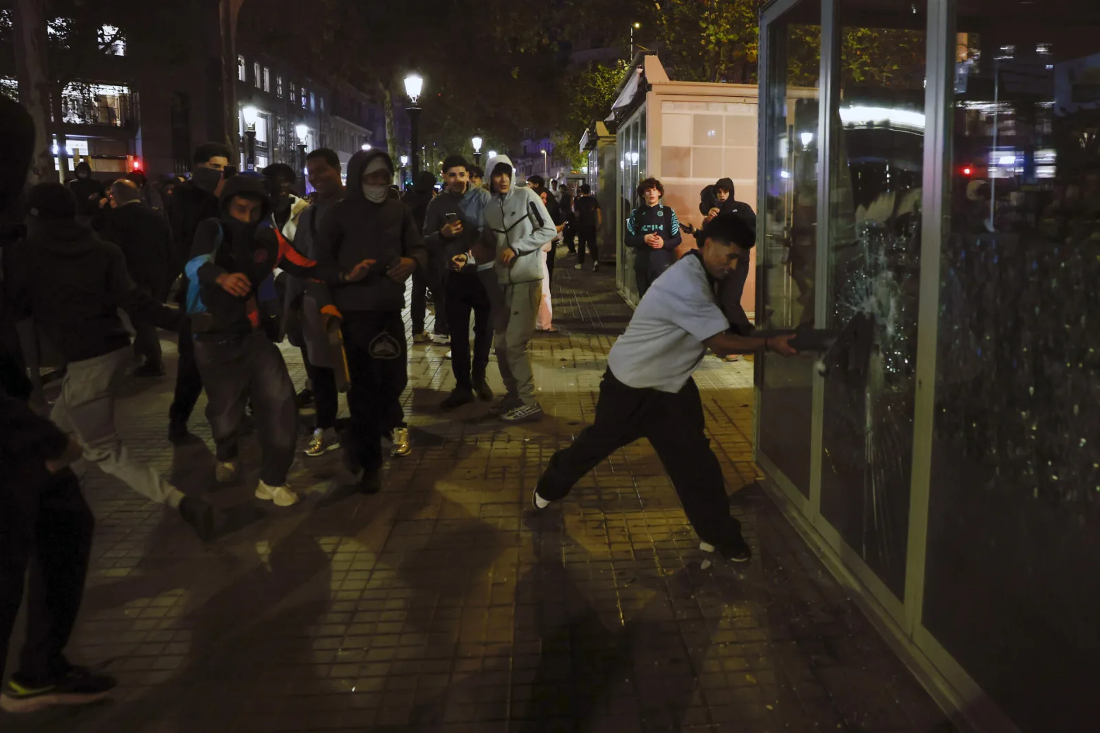 Saqueos y fogatas sacuden el centro de Barcelona de noche