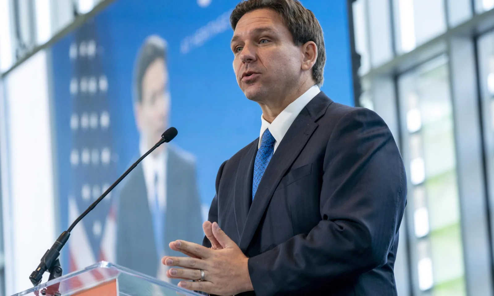 Gobernador de Florida firma ley que prohíbe TikTok en universidades y oficinas públicas