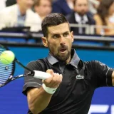 Djokovic va por el 102 en Pekín tras la salida de Medvedev