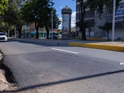 Reparan hoyos y obstáculos reportados en varias calles