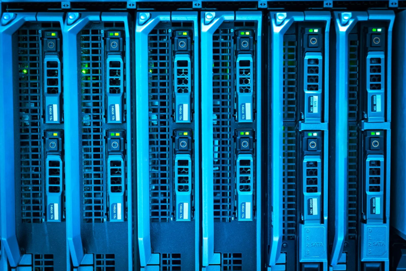 Imagen detallada de racks de servidores iluminados que muestra la infraestructura tecnológica moderna.