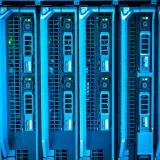Imagen detallada de racks de servidores iluminados que muestra la infraestructura tecnológica moderna.