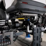 Un robot de taller cambia cuatro neumáticos en 30 minutos
