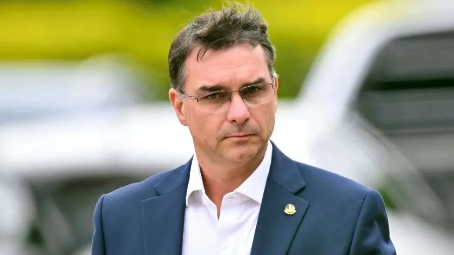 Flávio Bolsonaro se proclama presidente electo de Brasil