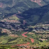 Aerial view of San Cristóbal, Táchira, showcasing lush mountains and urban sprawl.