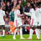 Mbappé firma el clásico y acerca al Madrid a la cima