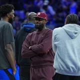 LeBron niega haber reprendido a Embiid por llegar tarde
