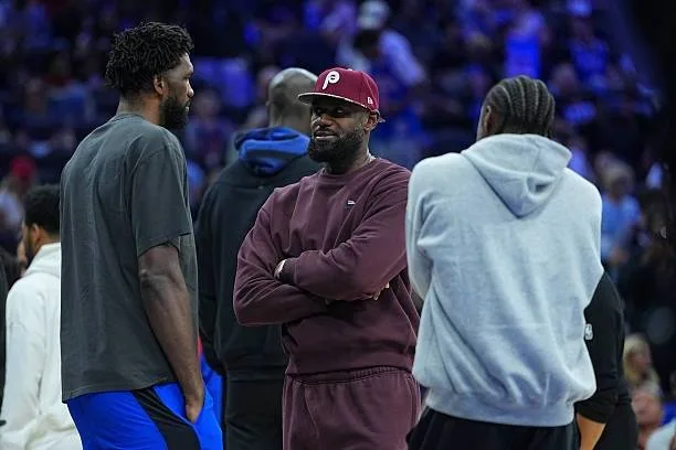 LeBron niega haber reprendido a Embiid por llegar tarde