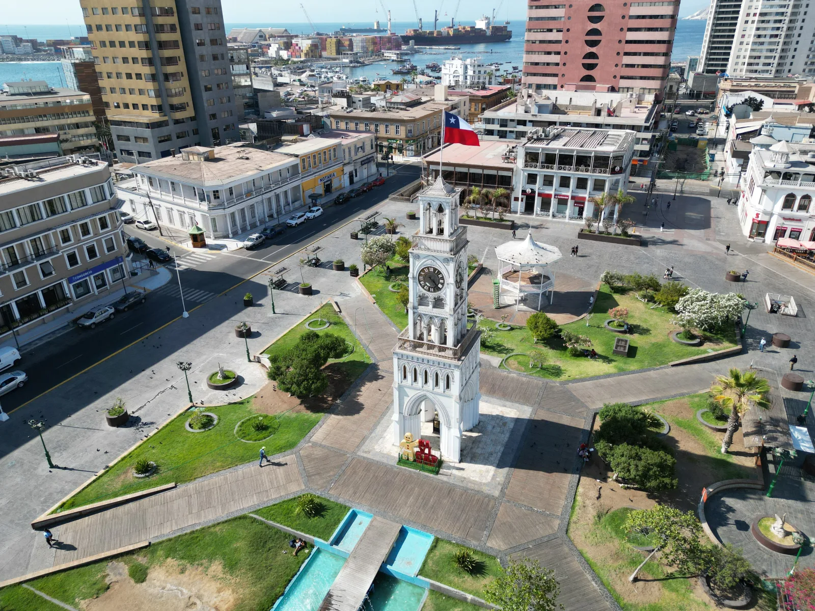 Vista aérea de la Plaza Arturo Prat y la Torre del Reloj en Iquique, Chile.