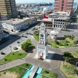 Vista aérea de la Plaza Arturo Prat y la Torre del Reloj en Iquique, Chile.