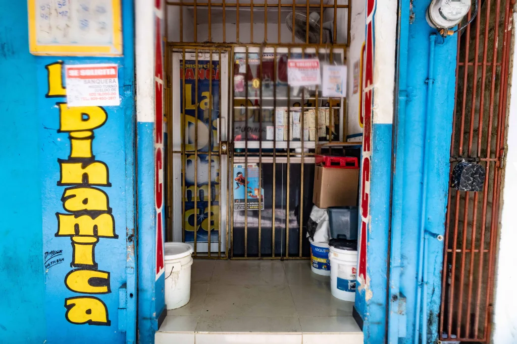 Denuncian baños y horarios precarios en bancas de lotería