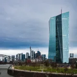 Incertidumbre fiscal en Francia dispara primas de riesgo europeas