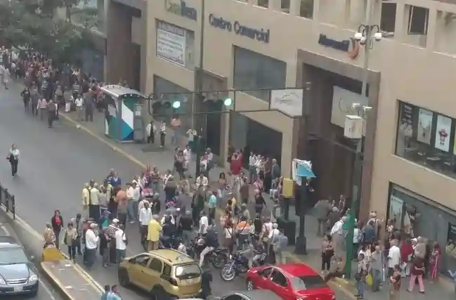 Abuelos trancan la Av Urdaneta de La Candelaria exigiendo pago de pensión: Caracas