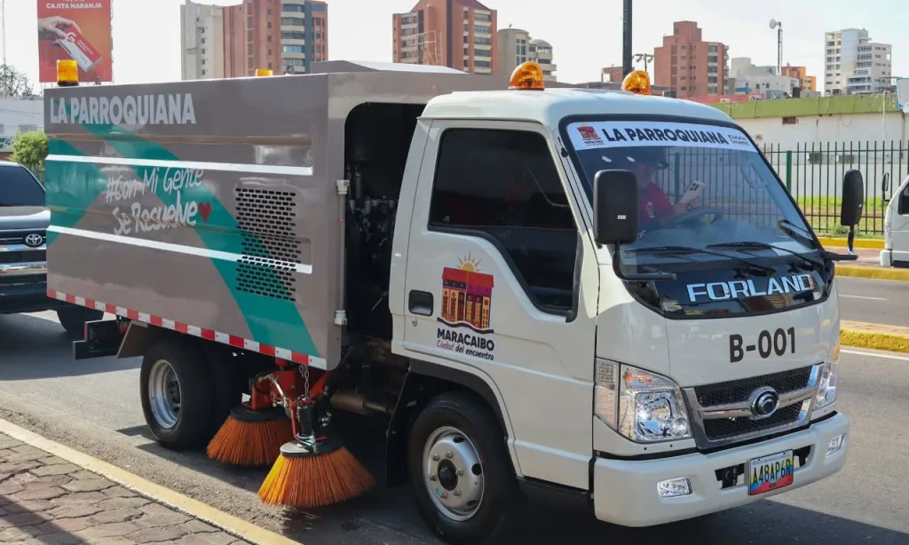 Maracaibo estrena dos barredoras mecánicas para limpiar vías