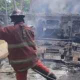 Bomberos de Caracas controlan fuego de camión en la ARC