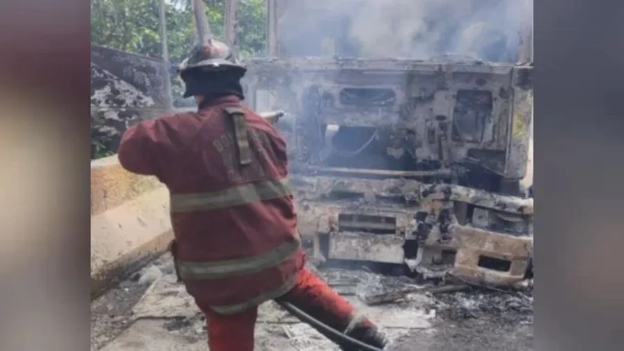 Bomberos de Caracas controlan fuego de camión en la ARC