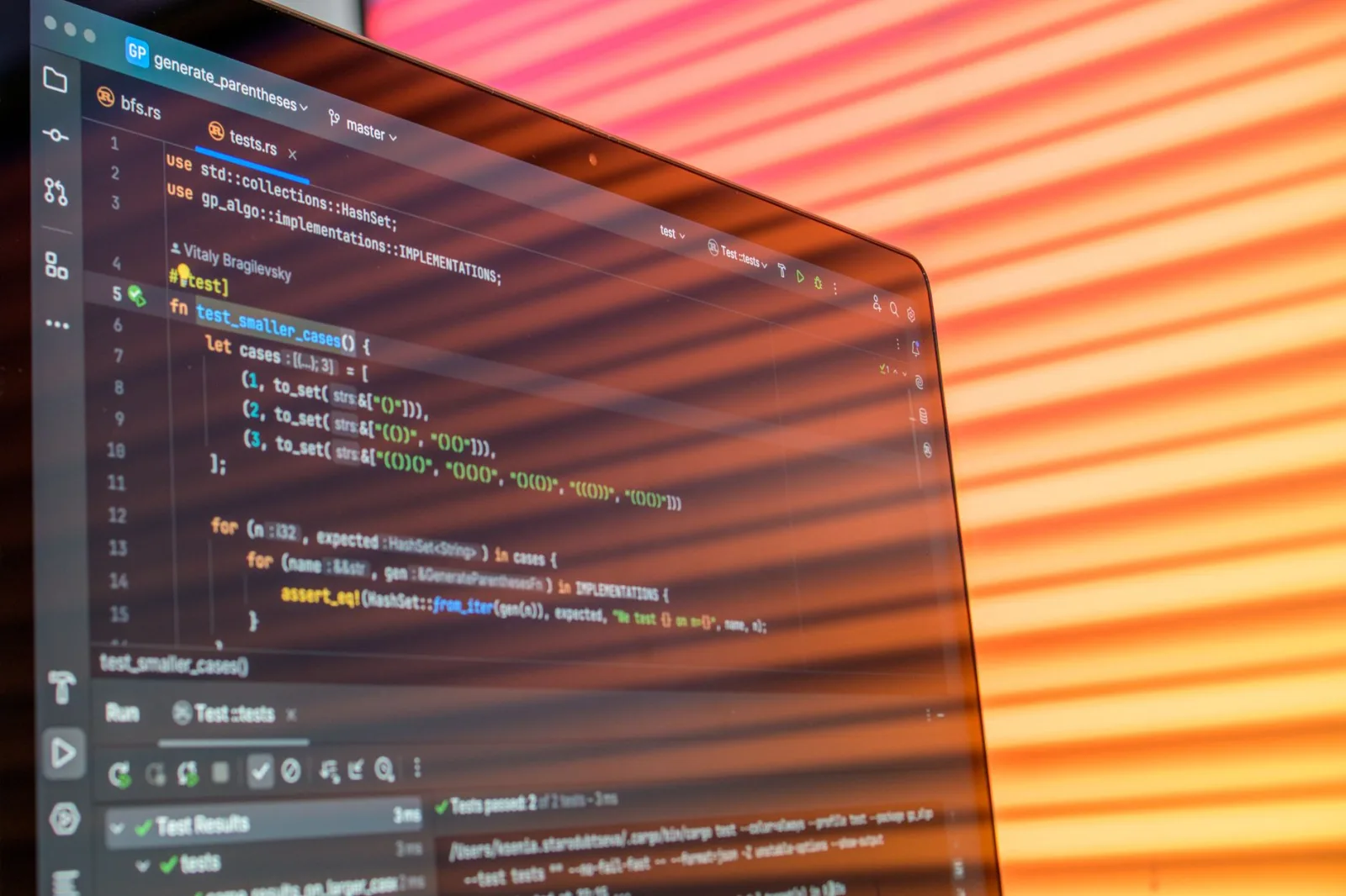 Reflejo abstracto y colorido en una pantalla que muestra código de programación en un entorno de desarrollo.