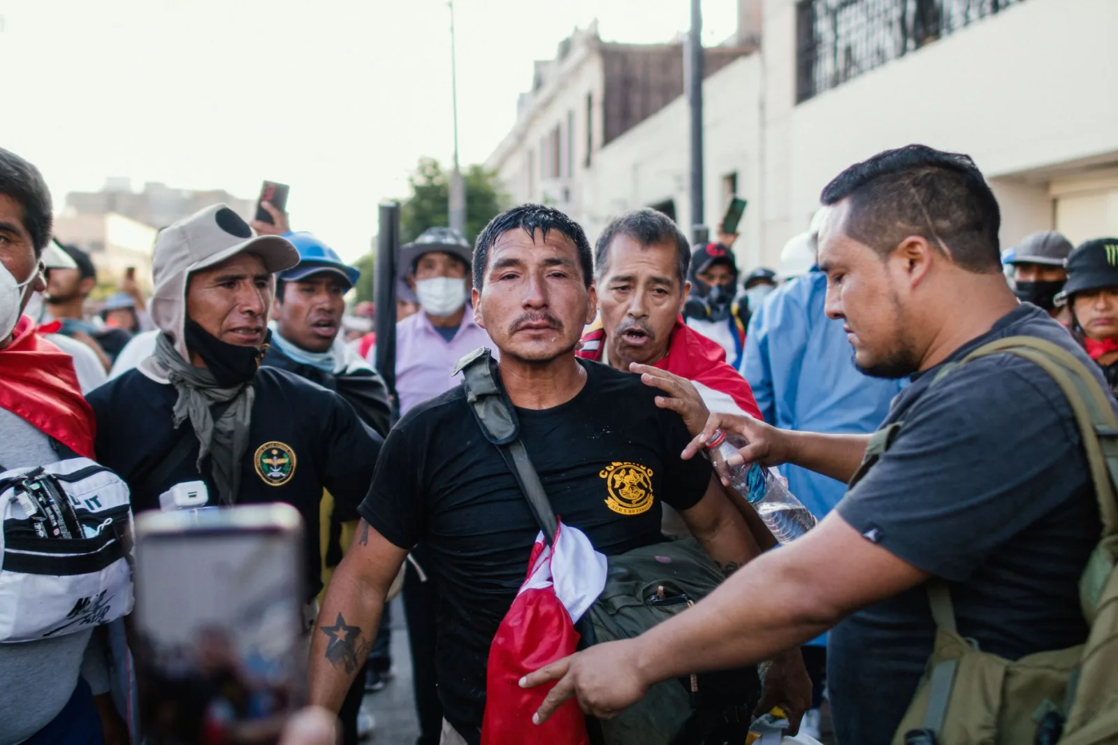 Vibrante escena de protesta en Lima, Perú, con una diversidad de participantes activamente involucrados.