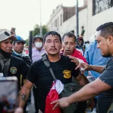 Vibrante escena de protesta en Lima, Perú, con una diversidad de participantes activamente involucrados.