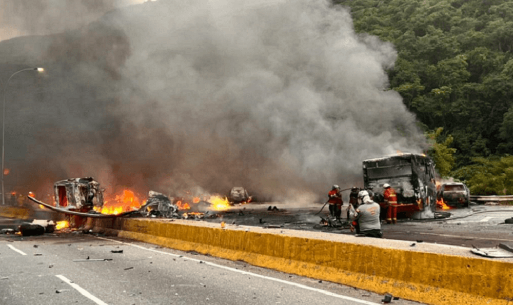 Suben a 20 los muertos por choque múltiple en autopista de oriente