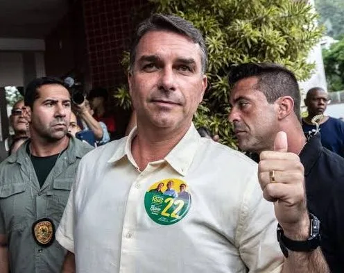 Flávio Bolsonaro llamó a votar para cambiar Brasil