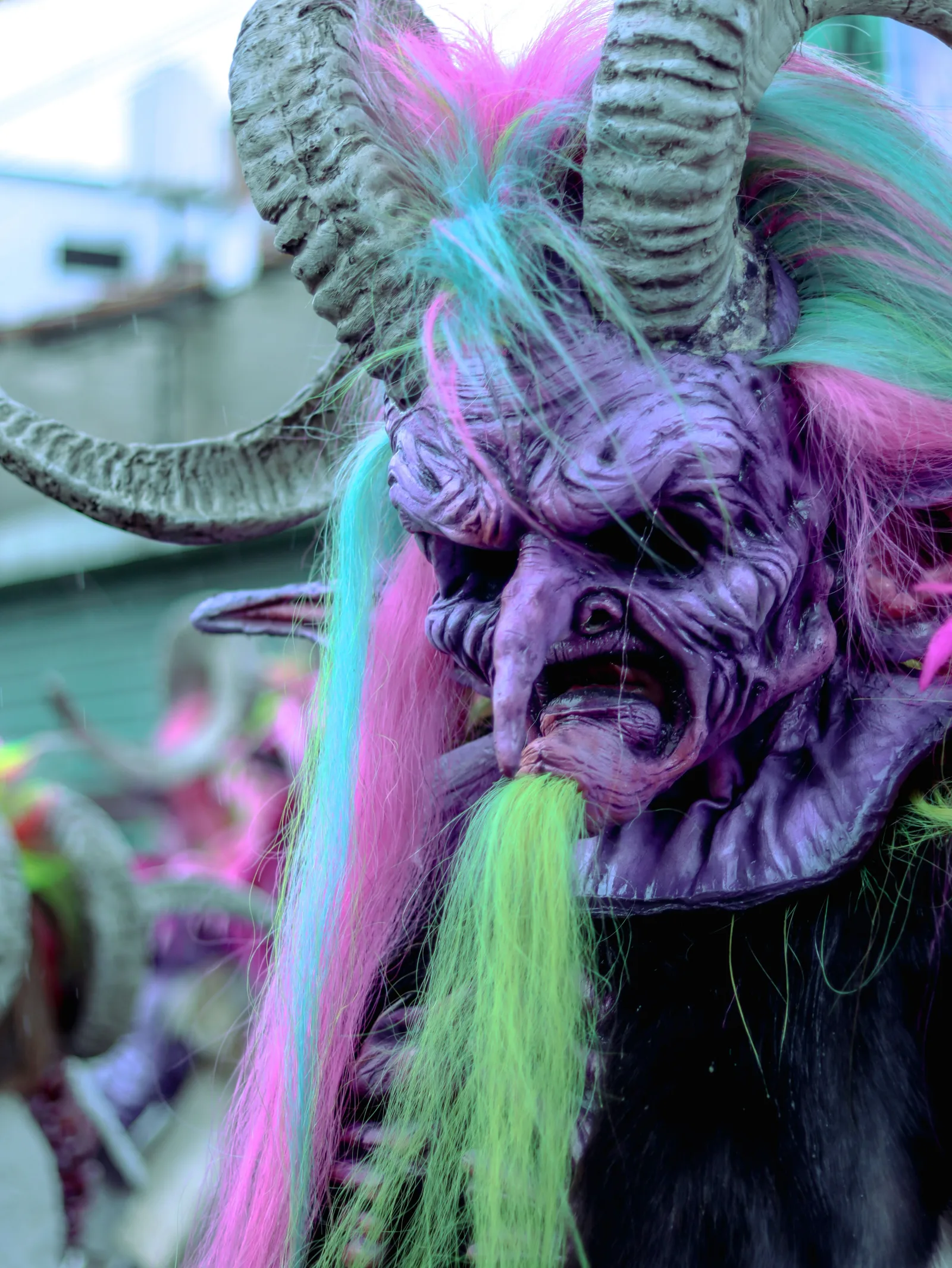 Un colorido disfraz con cuernos en un vibrante festival en México.