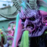Un colorido disfraz con cuernos en un vibrante festival en México.