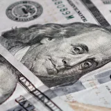 Imagen detallada de billetes de cien dólares estadounidenses con Benjamin Franklin.