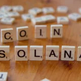 Fichas de Scrabble dispuestas creativamente para formar «Solana Coin», destacando el concepto de criptomoneda.